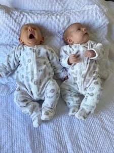Meus gêmeos recém-nascidos.