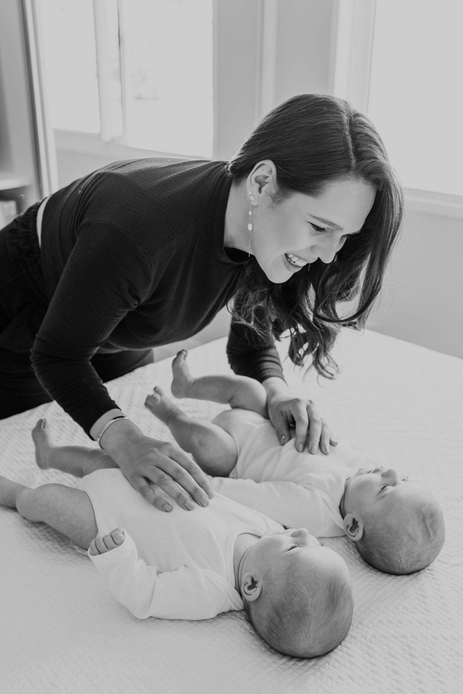 Onde colocar um bebê enquanto você cuida do outro? Uma questão que toda mãe de gêmeos deveria pensar antes
